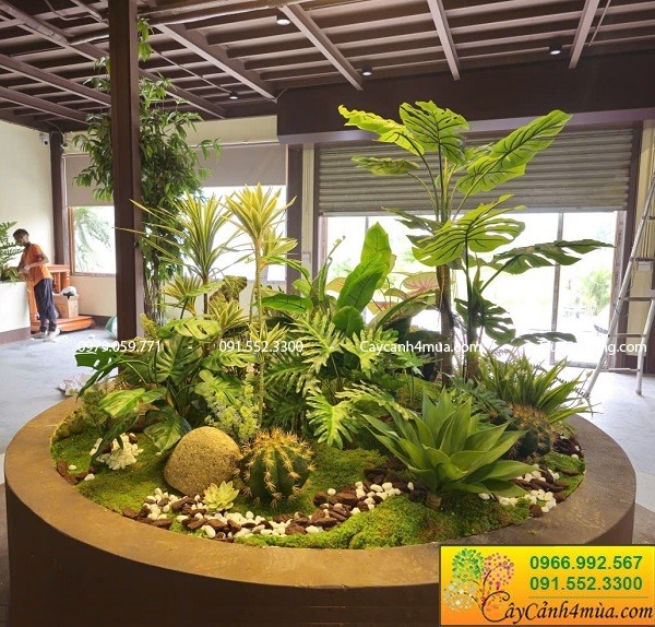 Cây giả trang trí tại quán cafe nhiều màu sắc.