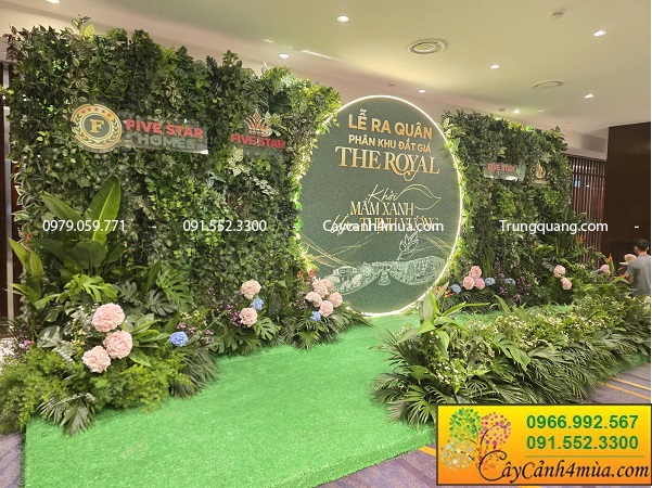 Décor tường cây giả và tiểu cảnh cây xanh cho sự kiện bất động sản.